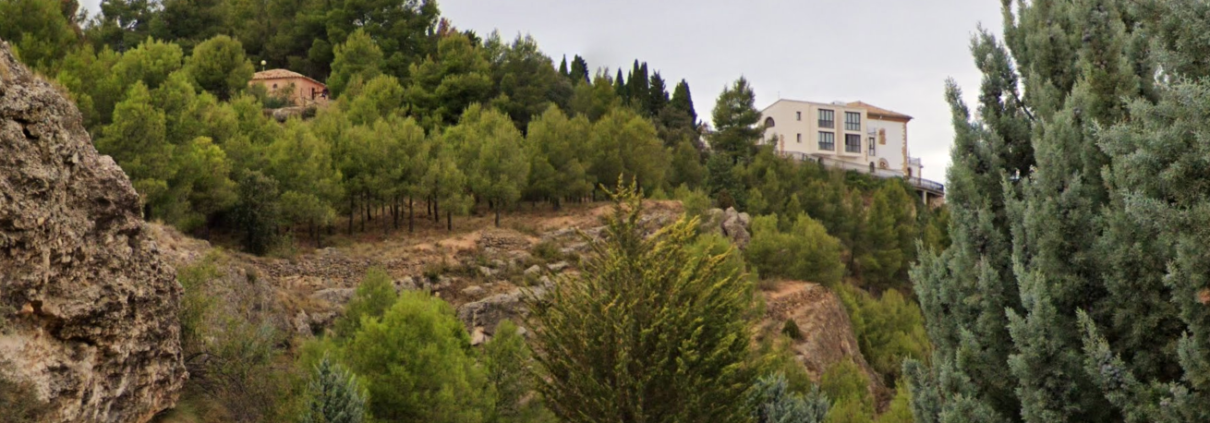 En el mes de noviembre de 2024, se adjudicó el contrato entre el Excmo. Ayuntamiento de la muy Noble Villa de Andorra y AQLARA como adjudicatario del proyecto “Obras y Equipamiento puesta en marcha del sondeo Pozo Horcallana 2, Andorra (Teruel)”. Andorra es un municipio turolense perteneciente a la comarca Andorra – Sierra de Arcos; El nuevo sondeo “Horcallana 2” se ubica al pie de las elevaciones del alto de la Tajonera, a unos 120 m de la carretera A-1407 que comunica Andorra con Calanda. Desde este punto parte un camino en tierras por el que se accede a los sondeos y al depósito regulador de agua. Recientemente se ha ejecutado un sondeo de explotación “Horcallana 2” ubicado en las proximidades del sondeo existente “Horcallana 1”, el cual está en funcionamiento actualmente, bombeando agua al depósito de Horcallana por una tubería de hierro de 200 mm de diámetro. Este sondeo dispone de una caseta donde se localizan las válvulas y los cuadros eléctricos para gestión y protección del sondeo. La distancia que separa los dos sondeos es de 44 m. El proyecto consiste en las siguientes actuaciones: - Equipamiento del pozo. Se proyecta el suministro, colocación y conexionado de una electrobomba sumergible capaz de bombear un caudal de 54 m3/h - Cuadros y cableado eléctrico. Se colocarán cables enterrados desde el cuadro de maniobra ubicado en la caseta del sondeo actual “Horcallana 1” existente hasta la nueva arqueta del pozo. Además, se instalará un nuevo cuadro eléctrico que incluirá placa de montaje, un interruptor – seccionador no automático, un interruptor automático, y un convertidor o variador de velocidad para controlar el caudal de bombeo. - Arqueta pozo y válvulas. El pozo y las válvulas proyectadas se protegerán en una arqueta alargada semienterrada, ejecutada con bloque de hormigón, y con una tapa de chapa galvanizada. - Impulsión y conexiones. La conexión con la red de bombeo existente se realizará mediante tubería de PE. Todas las tuberías irán protegidas con lecho y recubrimiento de arena, rellenándose el resto de la zanja con zahorras naturales. Se vallará la arqueta con valla galvanizada. - Arqueta de conexión. En la conexión de la tubería proyectada con la tubería existente se realizará una arqueta cuadrada semienterrada, ejecutada con bloque de hormigón, y con una tapa de chapa galvanizada.