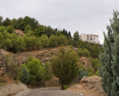 En el mes de noviembre de 2024, se adjudicó el contrato entre el Excmo. Ayuntamiento de la muy Noble Villa de Andorra y AQLARA como adjudicatario del proyecto “Obras y Equipamiento puesta en marcha del sondeo Pozo Horcallana 2, Andorra (Teruel)”.

Andorra es un municipio turolense perteneciente a la comarca Andorra – Sierra de Arcos; El nuevo sondeo “Horcallana 2” se ubica al pie de las elevaciones del alto de la Tajonera, a unos 120 m de la carretera A-1407 que comunica Andorra con Calanda. Desde este punto parte un camino en tierras por el que se accede a los sondeos y al depósito regulador de agua.

Recientemente se ha ejecutado un sondeo de explotación “Horcallana 2” ubicado en las proximidades del sondeo existente “Horcallana 1”, el cual está en funcionamiento actualmente, bombeando agua al depósito de Horcallana por una tubería de hierro de 200 mm de diámetro. Este sondeo dispone de una caseta donde se localizan las válvulas y los cuadros eléctricos para gestión y protección del sondeo. La distancia que separa los dos sondeos es de 44 m.

El proyecto consiste en las siguientes actuaciones:

-	Equipamiento del pozo. Se proyecta el suministro, colocación y conexionado de una electrobomba sumergible capaz de bombear un caudal de 54 m3/h
-	Cuadros y cableado eléctrico. Se colocarán cables enterrados desde el cuadro de maniobra ubicado en la caseta del sondeo actual “Horcallana 1” existente hasta la nueva arqueta del pozo. Además, se instalará un nuevo cuadro eléctrico que incluirá placa de montaje, un interruptor – seccionador no automático, un interruptor automático, y un convertidor o variador de velocidad para controlar el caudal de bombeo.
-	Arqueta pozo y válvulas. El pozo y las válvulas proyectadas se protegerán en una arqueta alargada semienterrada, ejecutada con bloque de hormigón, y con una tapa de chapa galvanizada.
-	Impulsión y conexiones. La conexión con la red de bombeo existente se realizará mediante tubería de PE. Todas las tuberías irán protegidas con lecho y recubrimiento de arena, rellenándose el resto de la zanja con zahorras naturales. Se vallará la arqueta con valla galvanizada.
-	Arqueta de conexión. En la conexión de la tubería proyectada con la tubería existente se realizará una arqueta cuadrada semienterrada, ejecutada con bloque de hormigón, y con una tapa de chapa galvanizada.